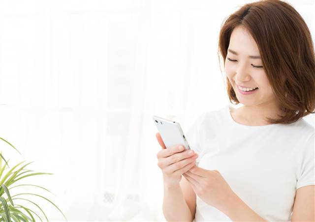 自宅でスマホを見る読者のイメージ