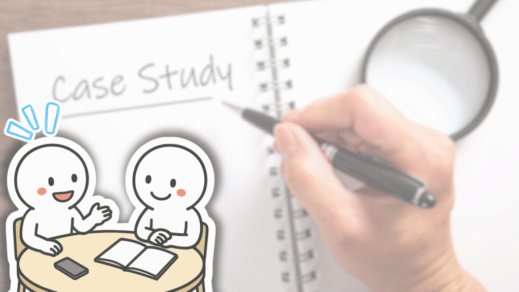 テーブルで本を広げて語り合う、2体の白いキャラクターのイラスト。背景には「Case Study」と書かれたノートにペンで書き込む手と、虫眼鏡がぼかしで写る。実例の銘柄を取り上げて、その会社の過去のPBRをたどっていく場面のイメージ。
